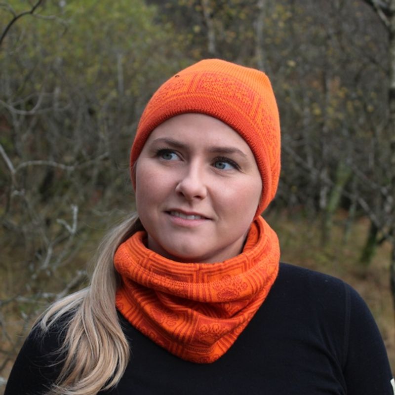 Dakota wool neck warmer - paw pattern